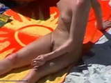 Donna nuda sulla spiaggia
