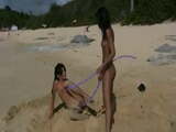 Ragazze sulla spiaggia dei nudisti