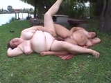 Gorda godersi il sesso nel parco